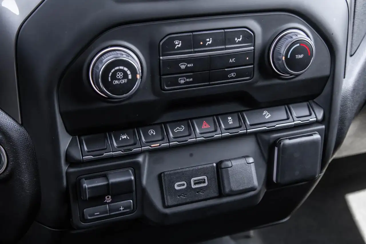 Chevrolet Silverado 1500 - Image 20