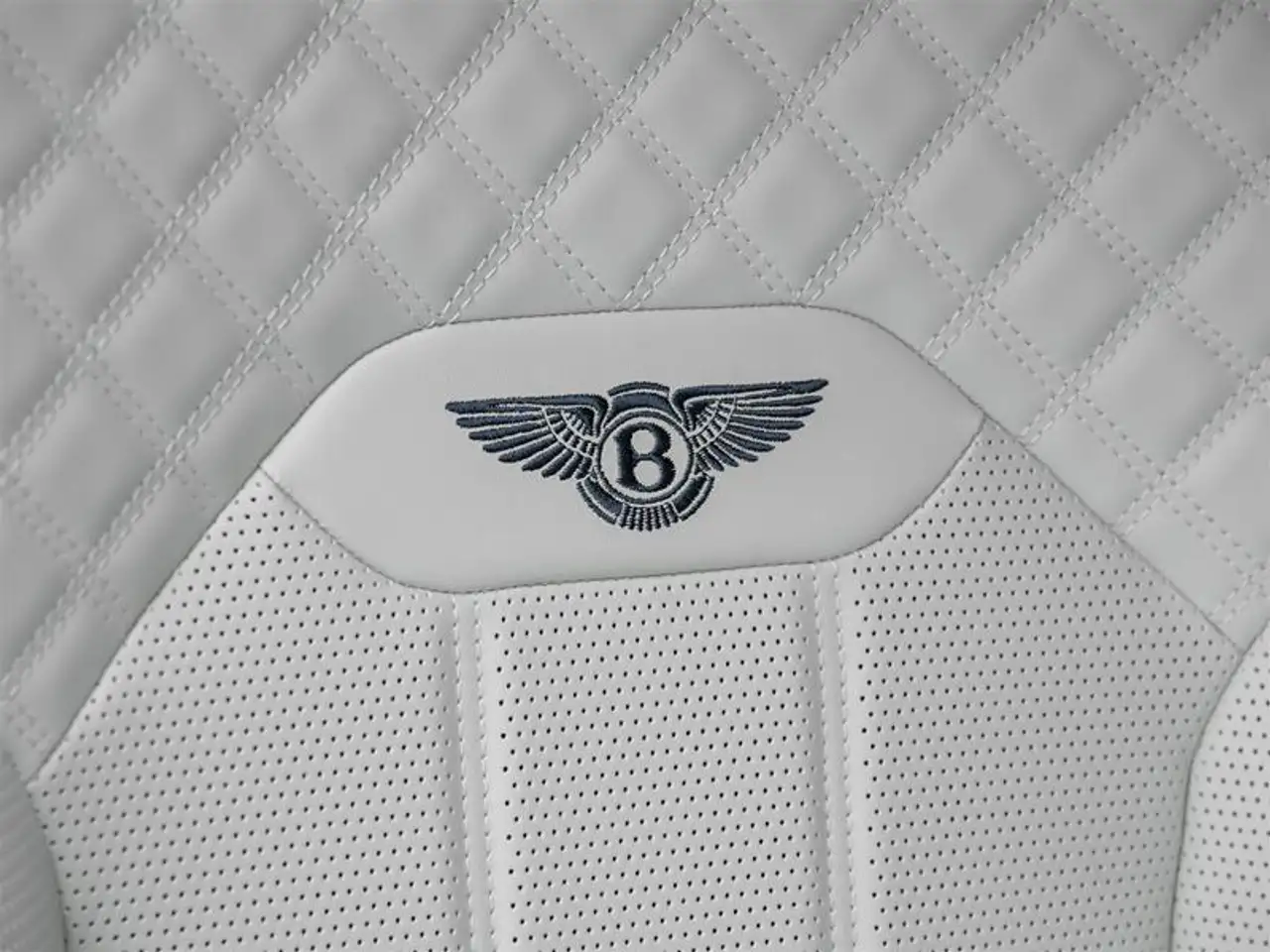 Bentley Bentayga - Image 33