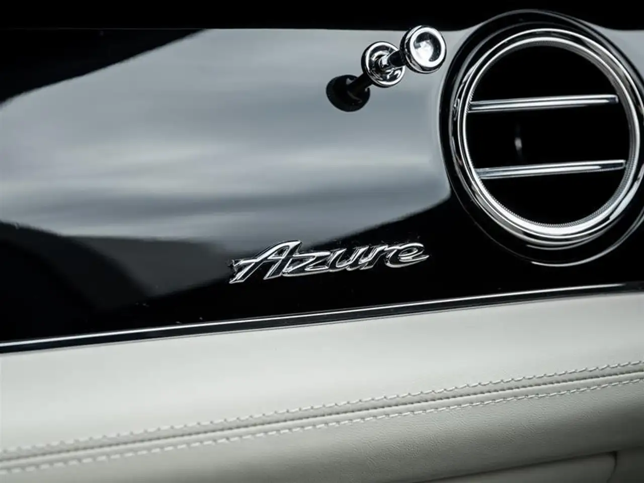 Bentley Bentayga - Image 40