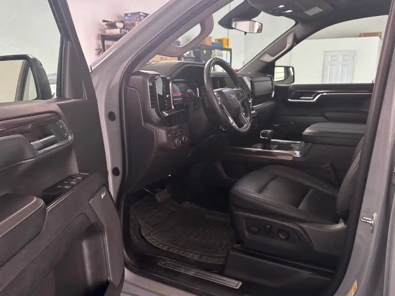 Chevrolet Silverado 1500 - Image 10