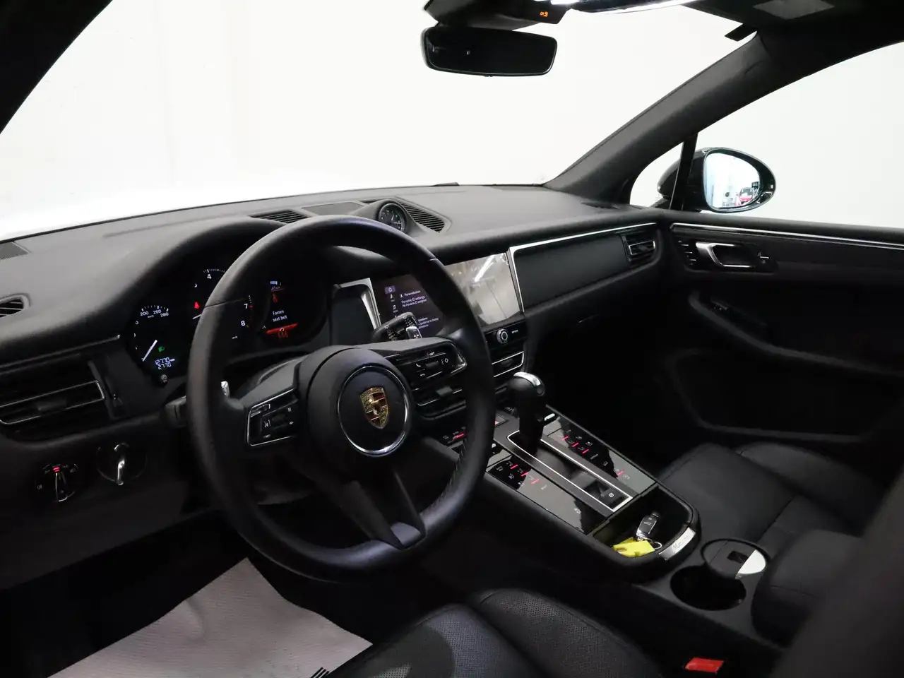 Porsche Macan - Image 18
