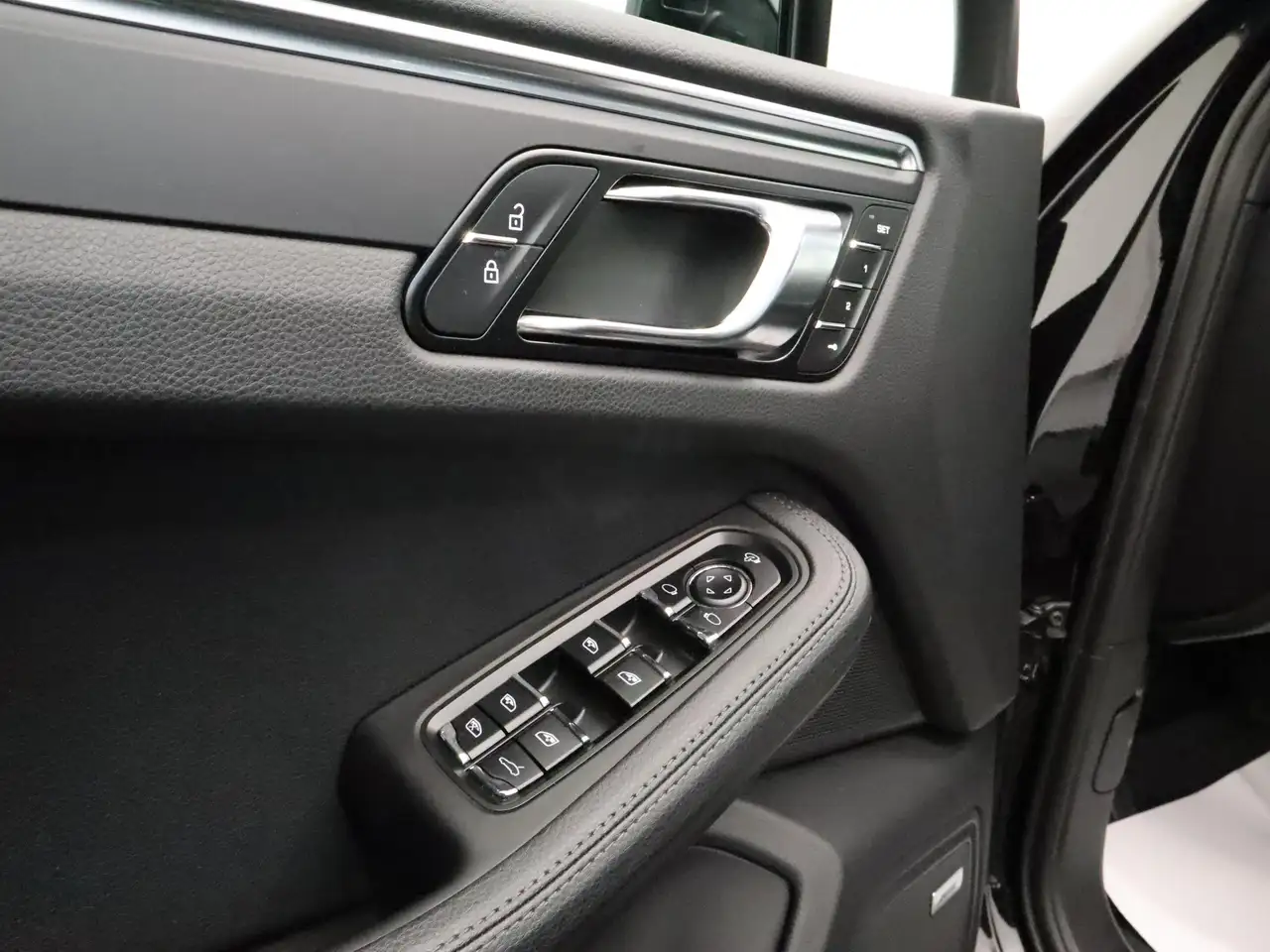 Porsche Macan - Image 14