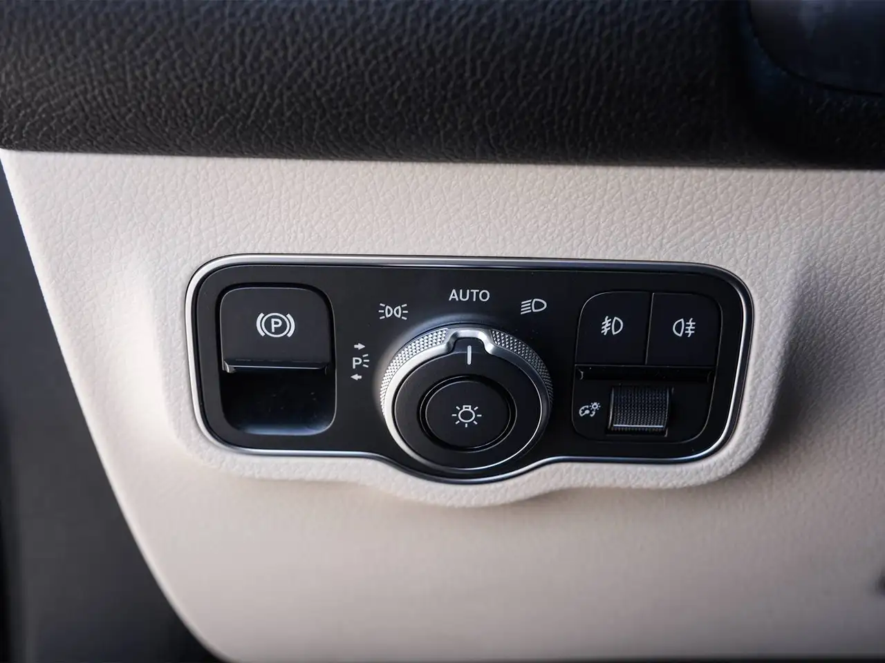 Mercedes-Benz GLB - Image 24