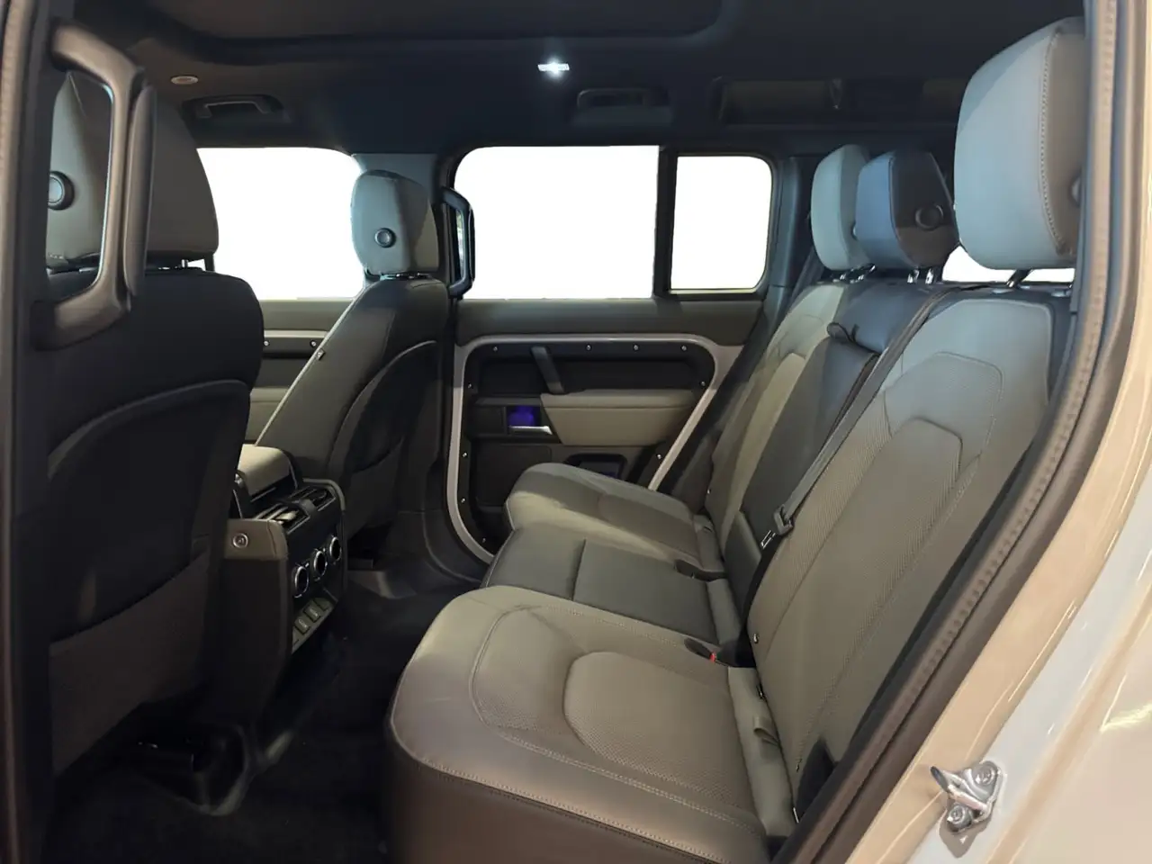 Land Rover Defender - Image 19
