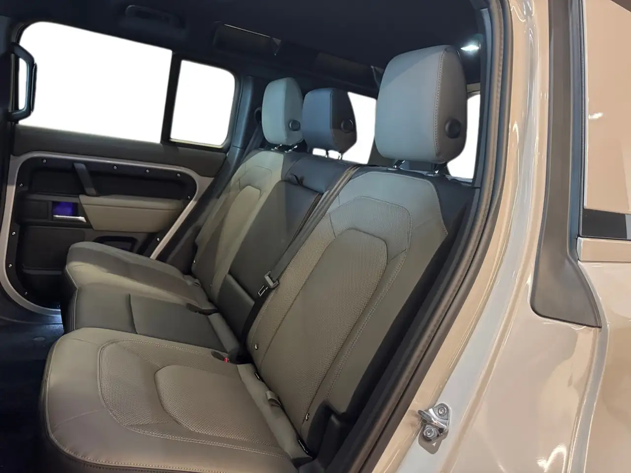 Land Rover Defender - Image 20