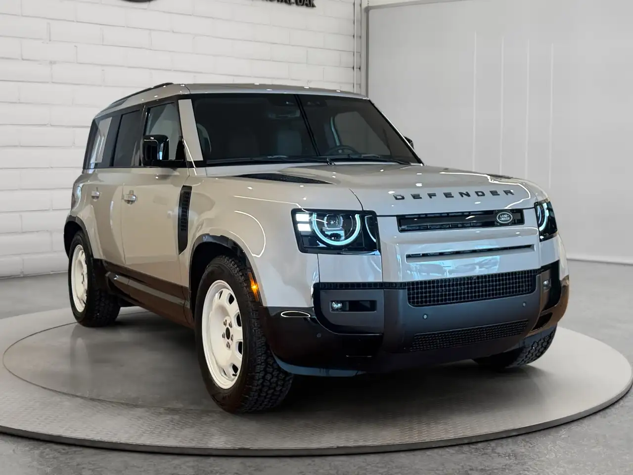 Land Rover Defender - Image 3