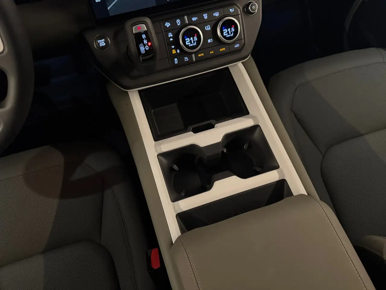 Land Rover Defender - Image 15