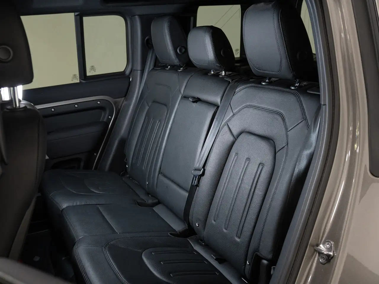 Land Rover Defender - Image 29