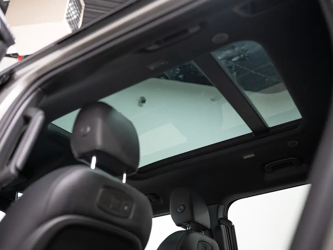 Land Rover Defender - Image 24