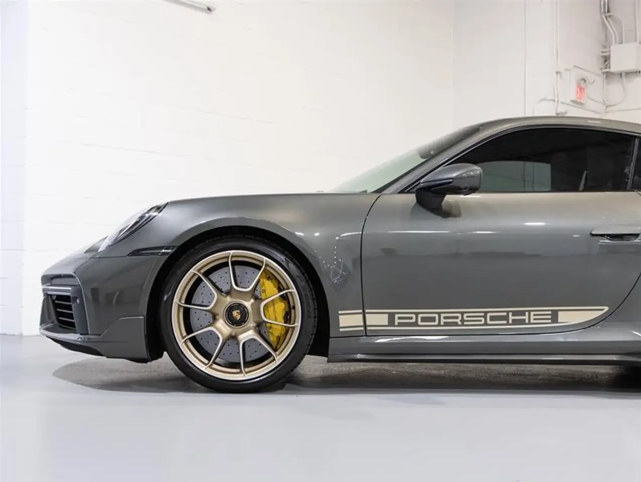 Porsche 911 - Image 6