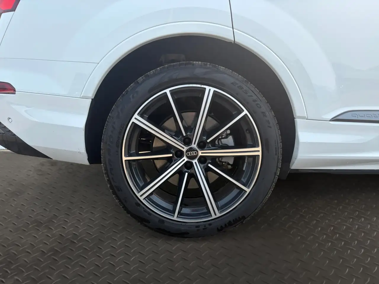 Audi Q7 - Image 9
