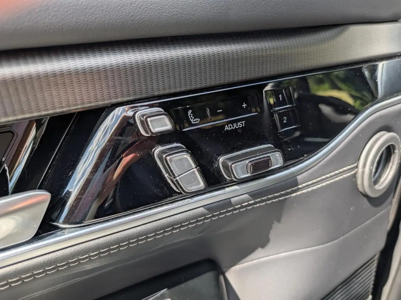 Jeep Grand Wagoneer - Image 12