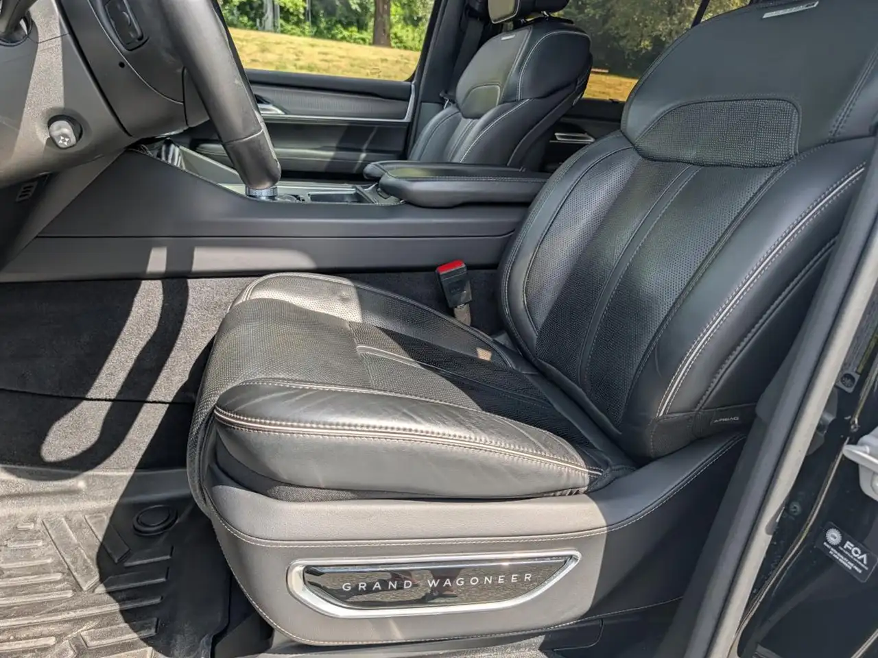 Jeep Grand Wagoneer - Image 14
