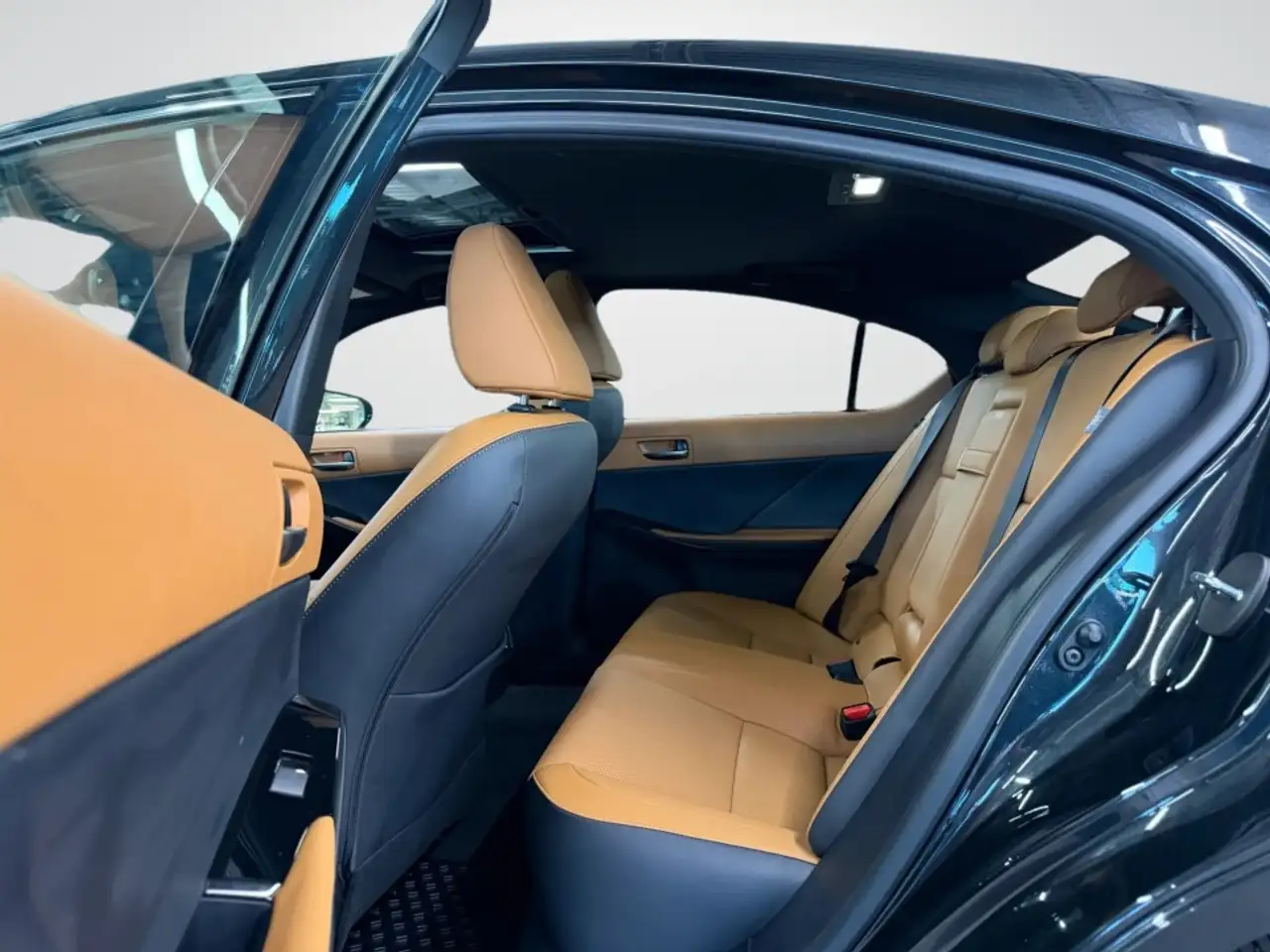 Lexus IS - Image 11