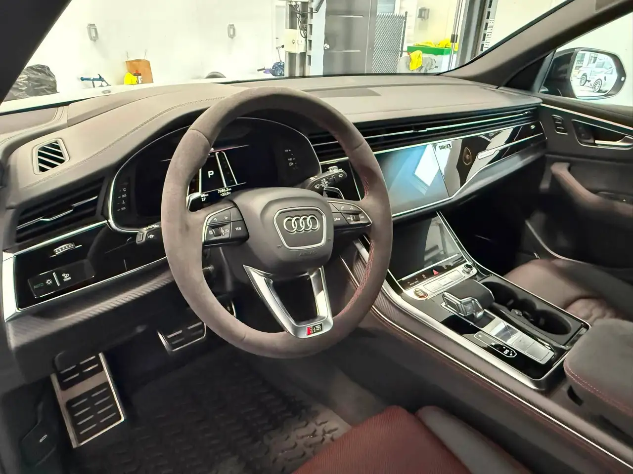 Audi RS Q8 - Image 9