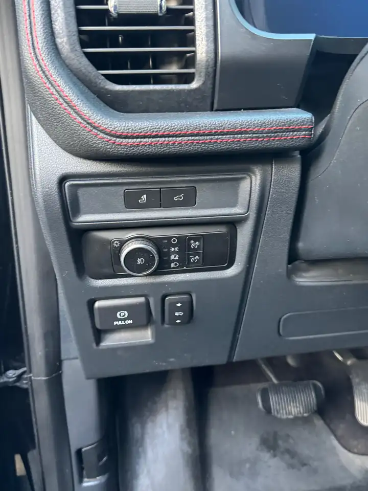 Ford Expedition - Image 24