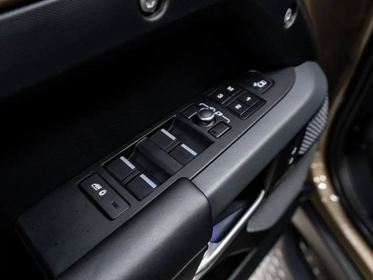 Land Rover Defender - Image 28