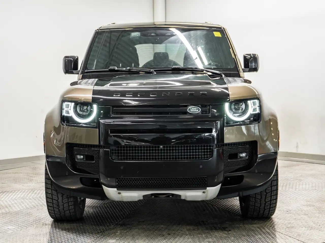 Land Rover Defender - Image 8