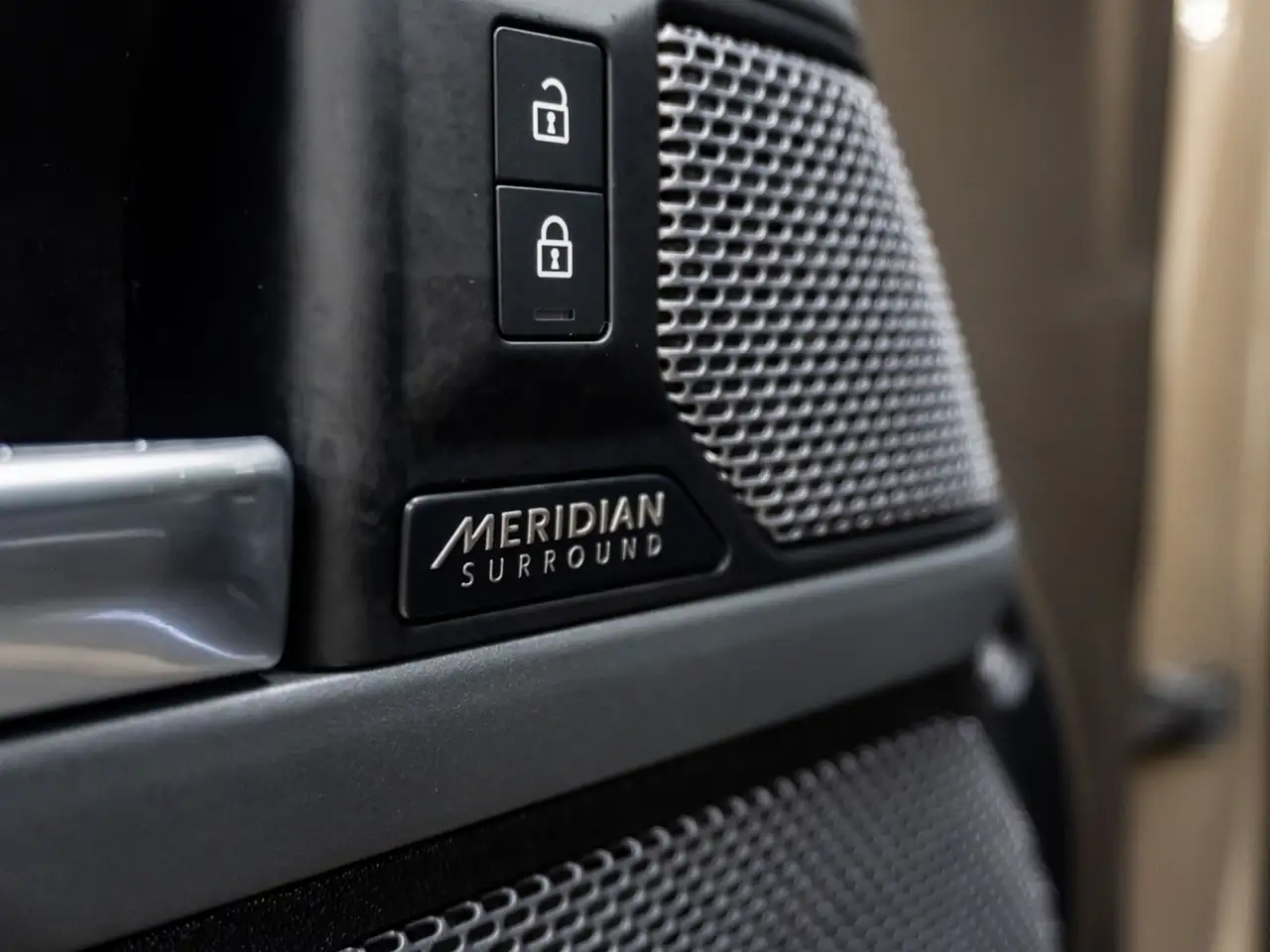 Land Rover Defender - Image 29