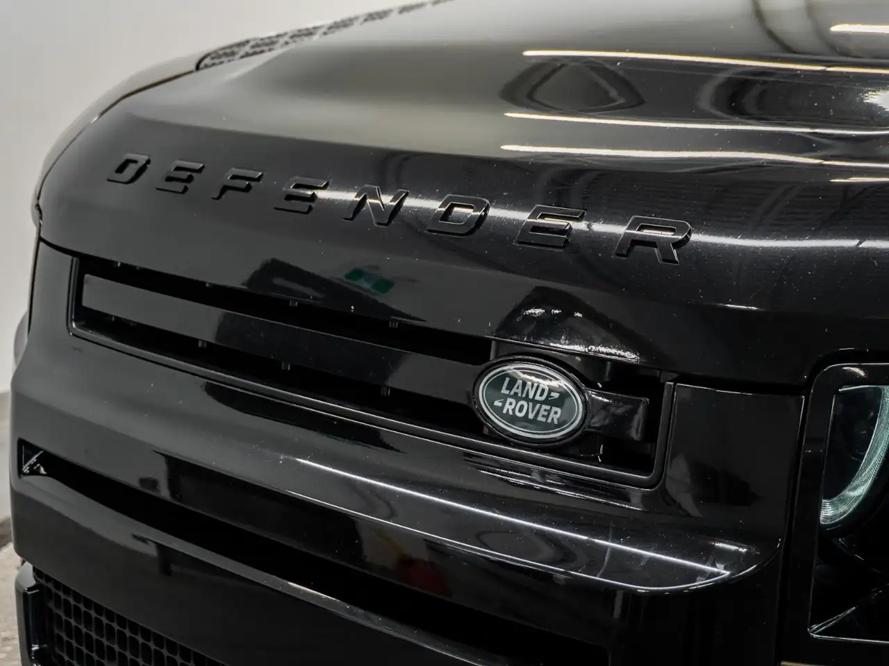 Land Rover Defender - Image 11