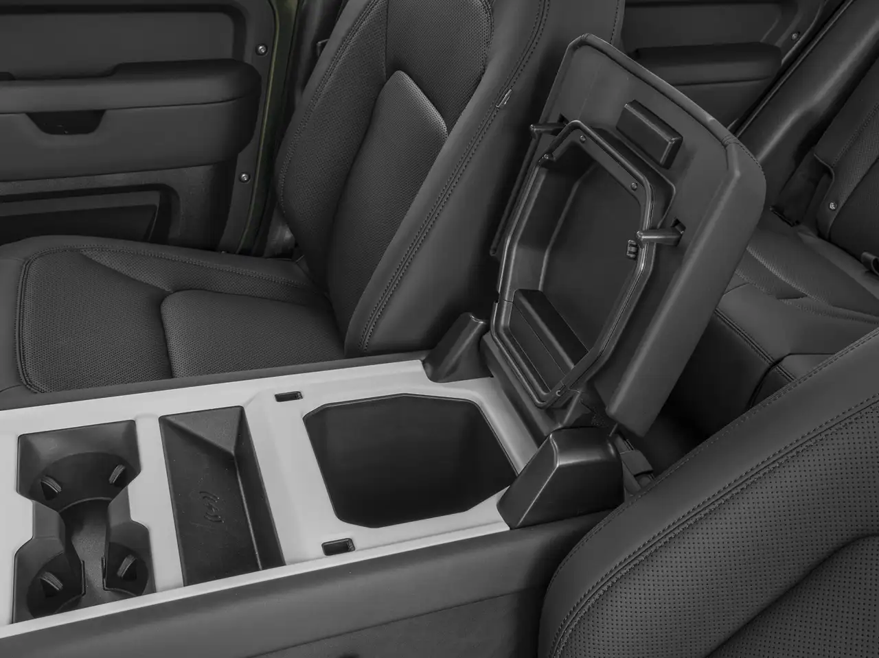 Land Rover Defender - Image 10