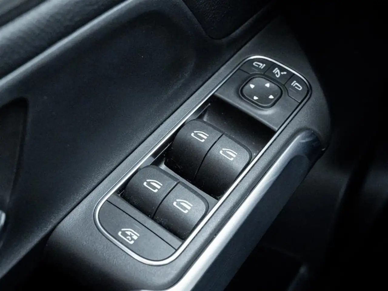 Mercedes-Benz GLB - Image 17