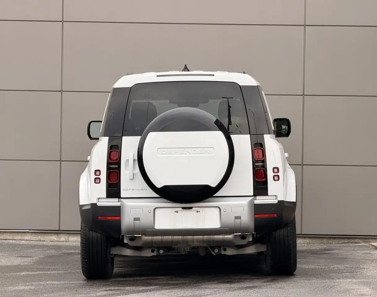 Land Rover Defender - Image 5