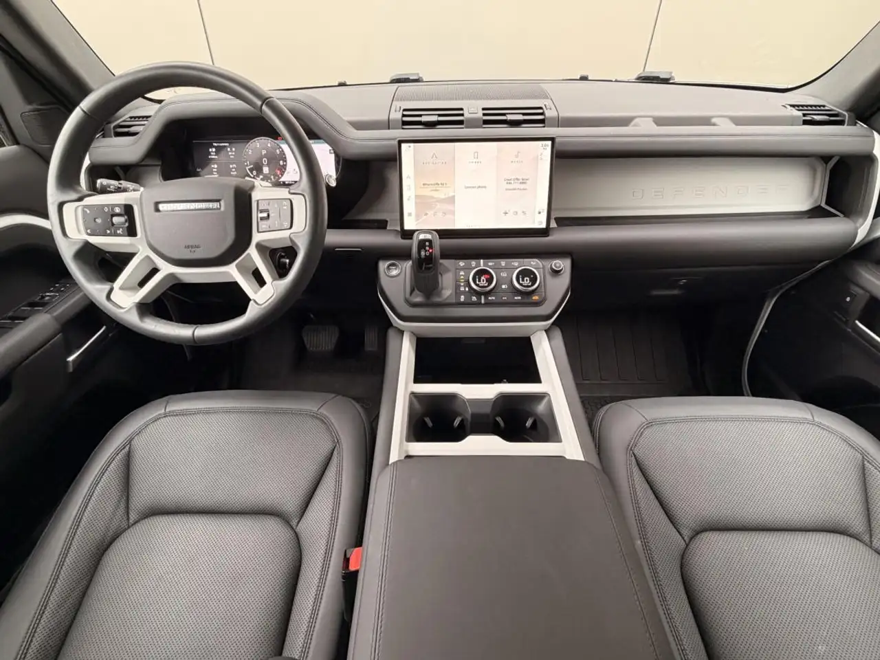 Land Rover Defender - Image 30