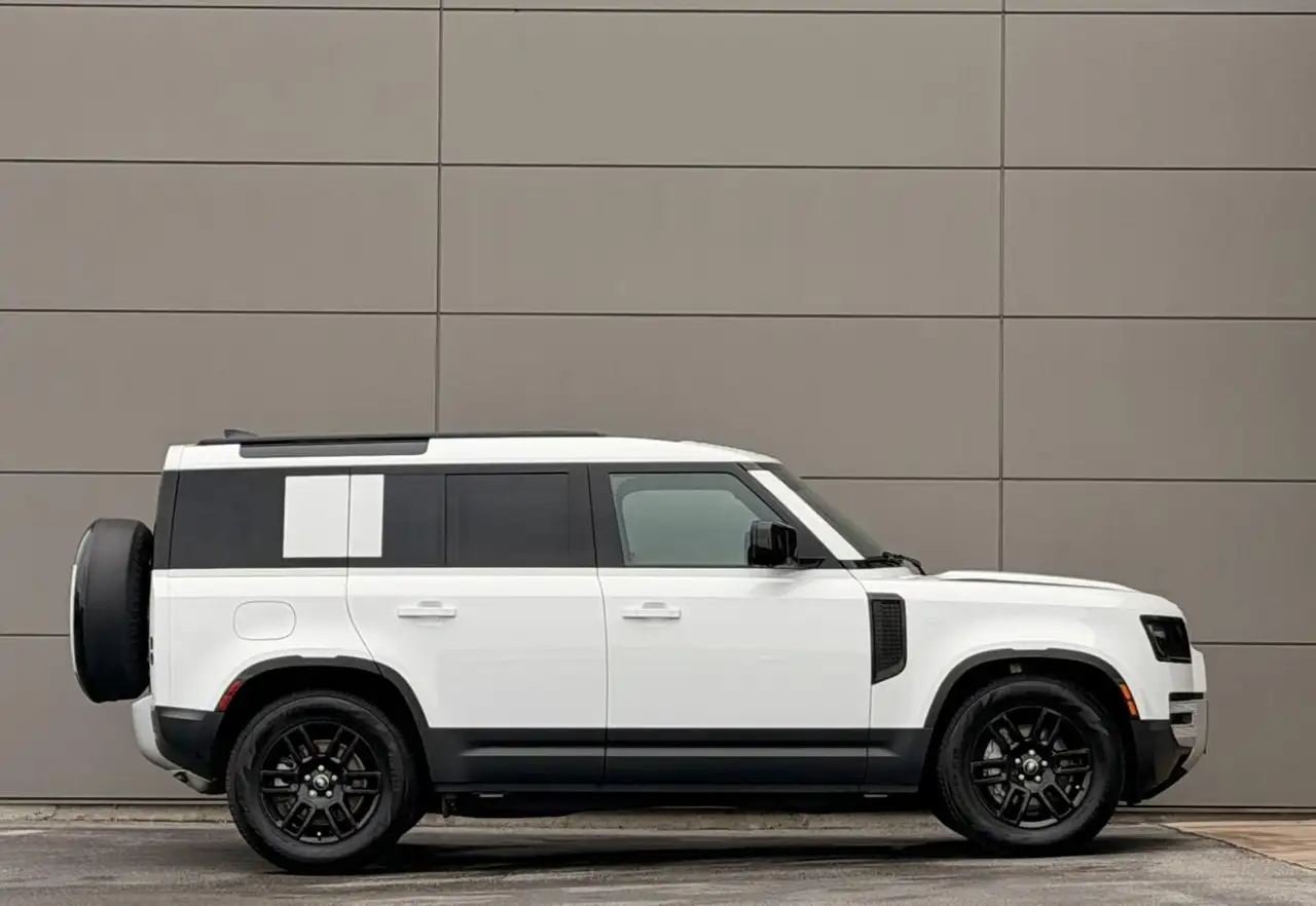 Land Rover Defender - Image 7