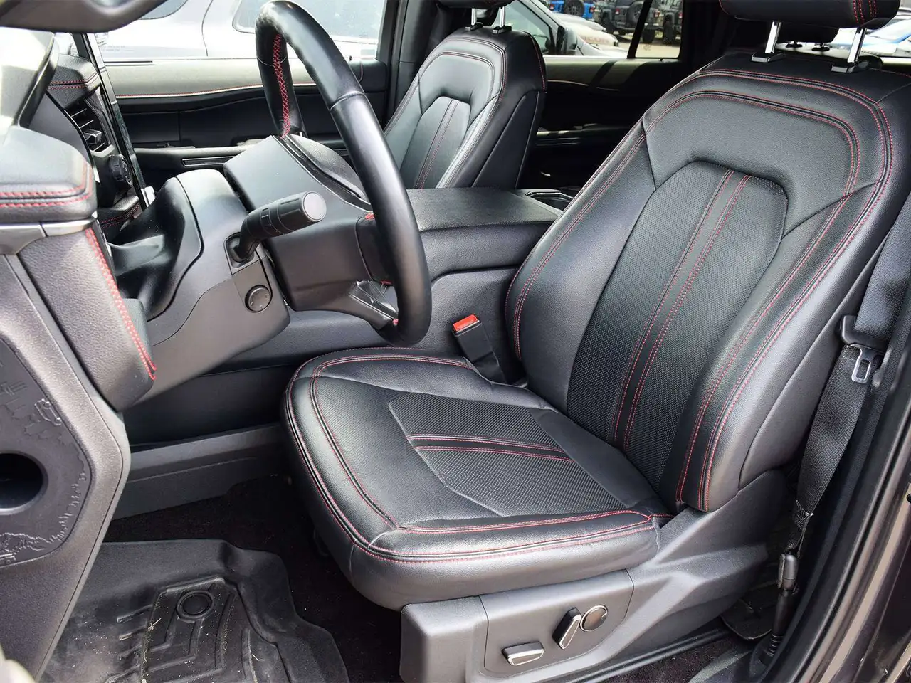 Ford Expedition - Image 8