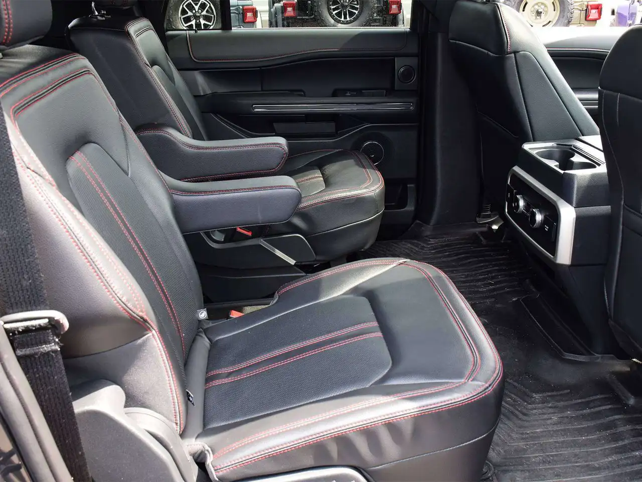 Ford Expedition - Image 24