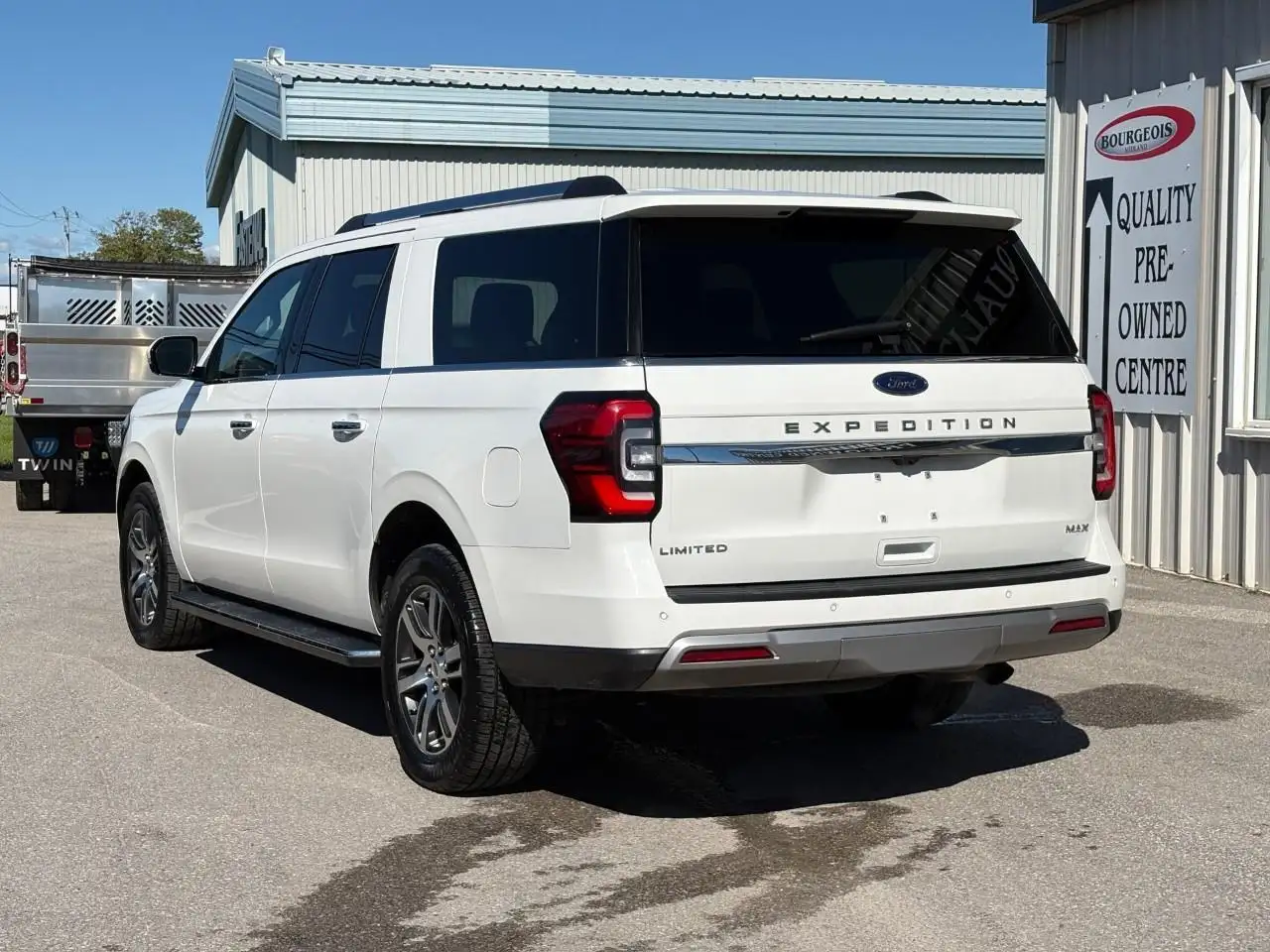 Ford Expedition - Image 8