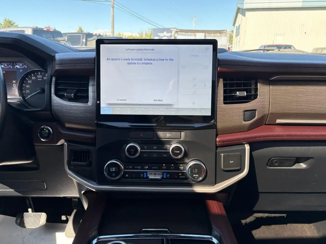 Ford Expedition - Image 18