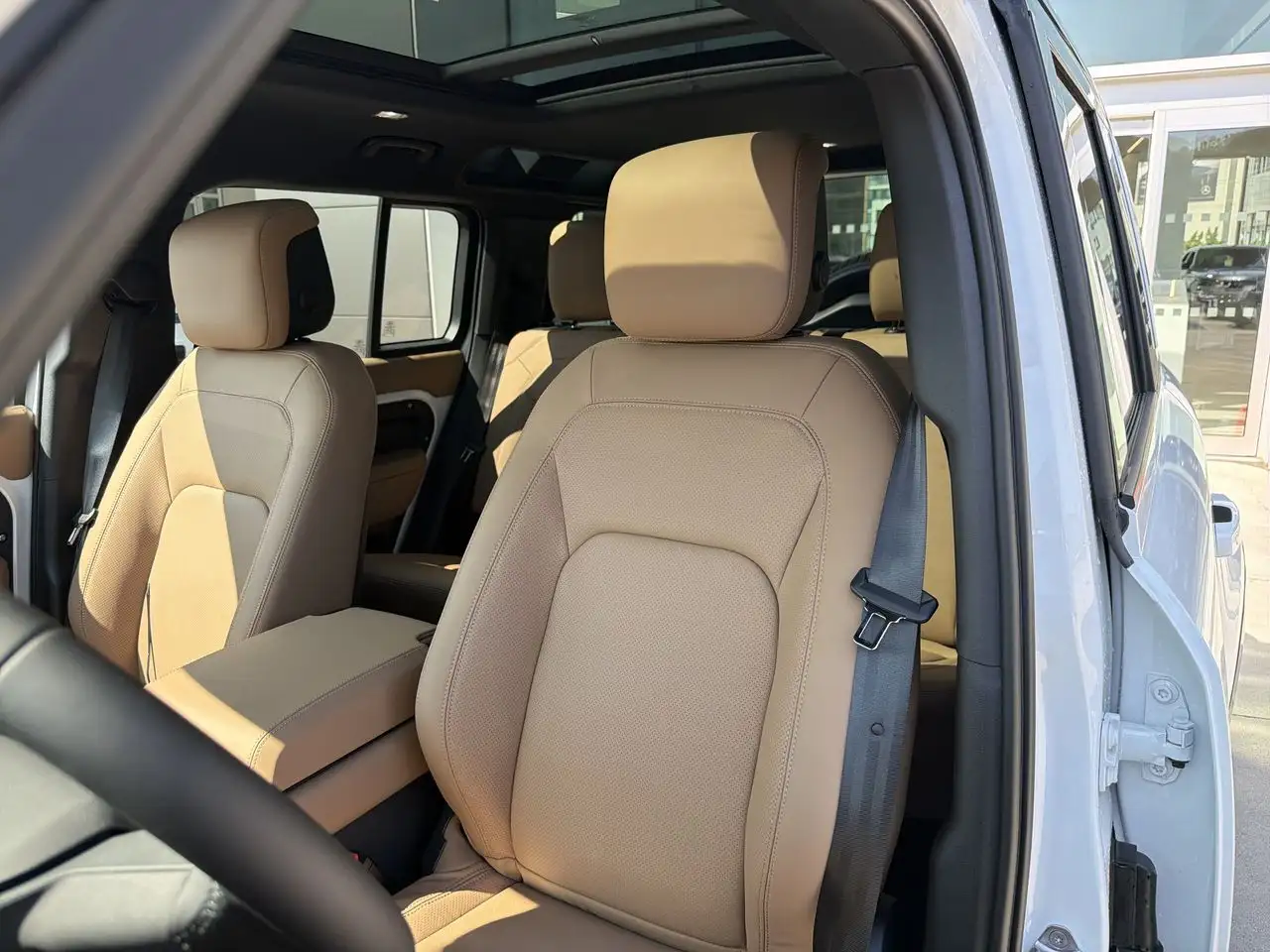 Land Rover Defender - Image 8