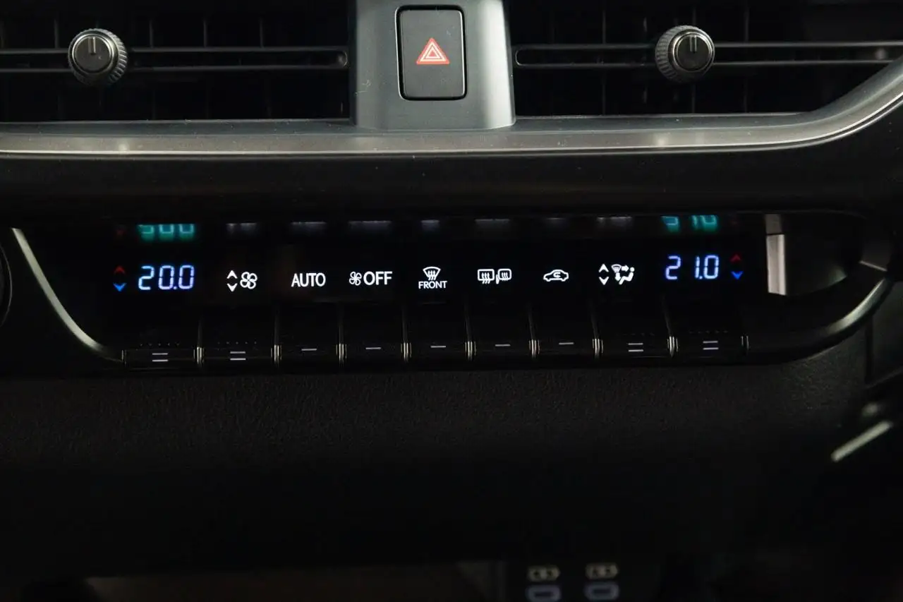Lexus UX 300h - Image 16