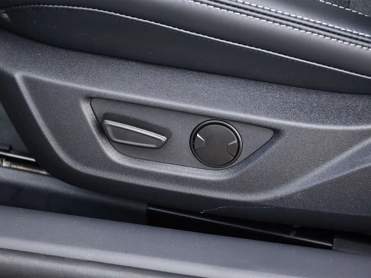 Ford Mustang - Image 12