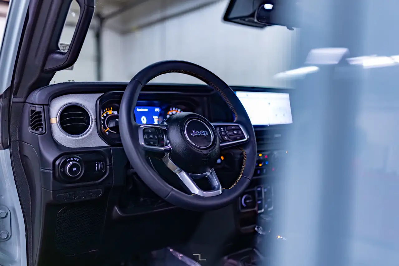 Jeep Wrangler - Image 12