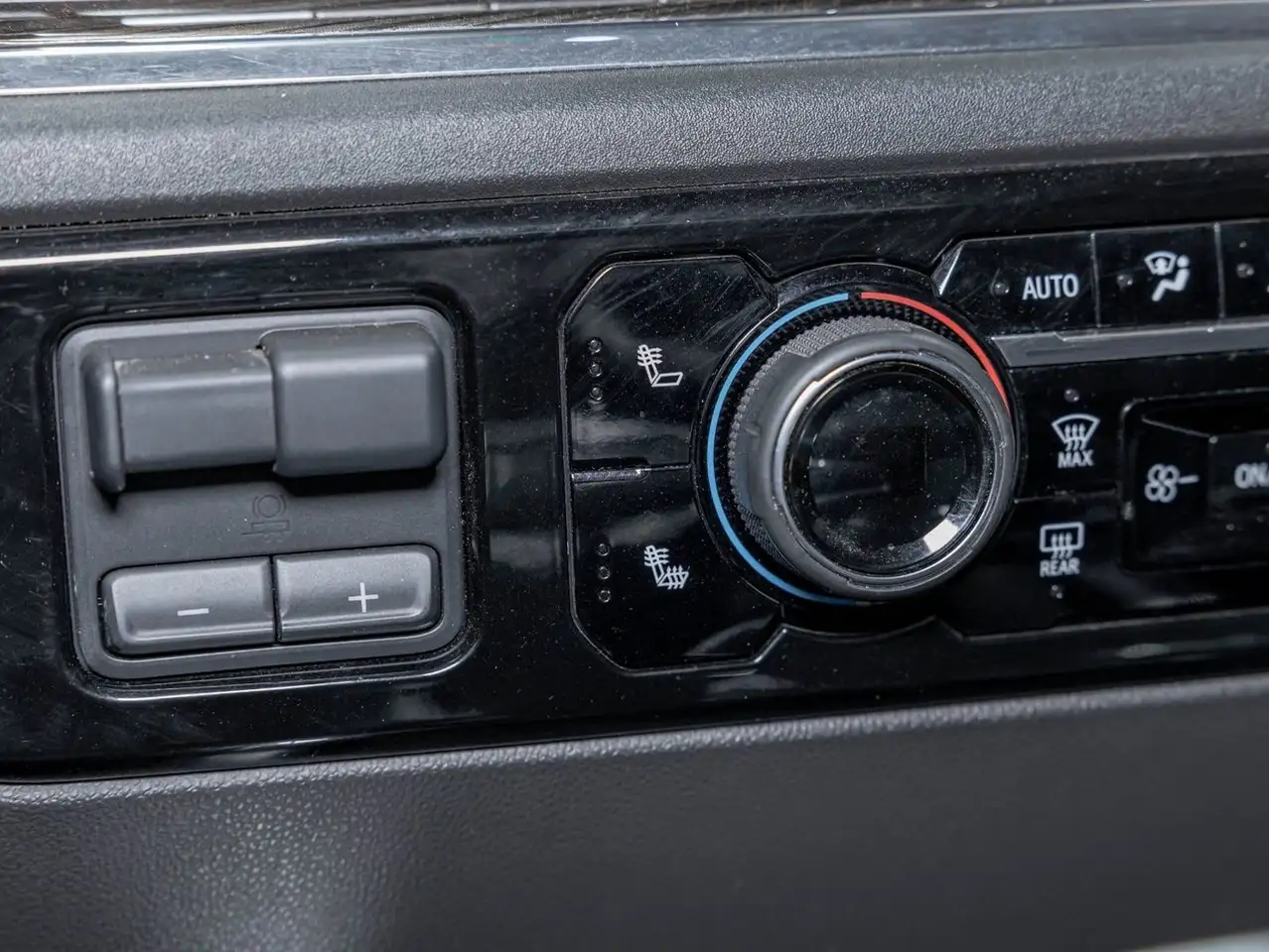 Chevrolet Silverado 1500 - Image 17