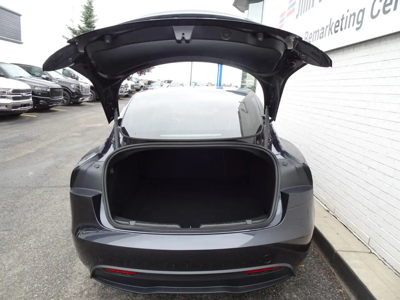 Tesla Model 3 - Image 10