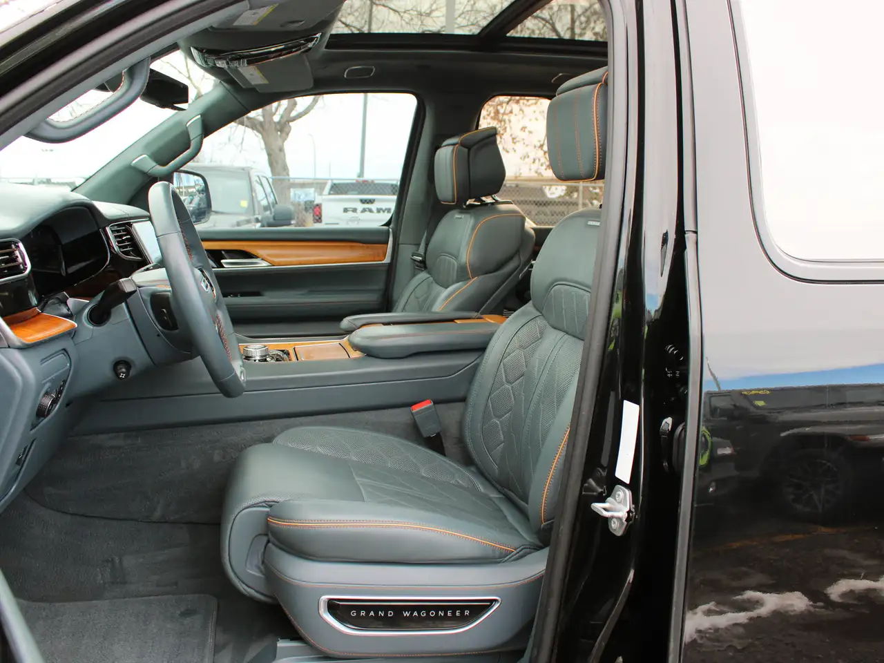 Jeep Grand Wagoneer - Image 3