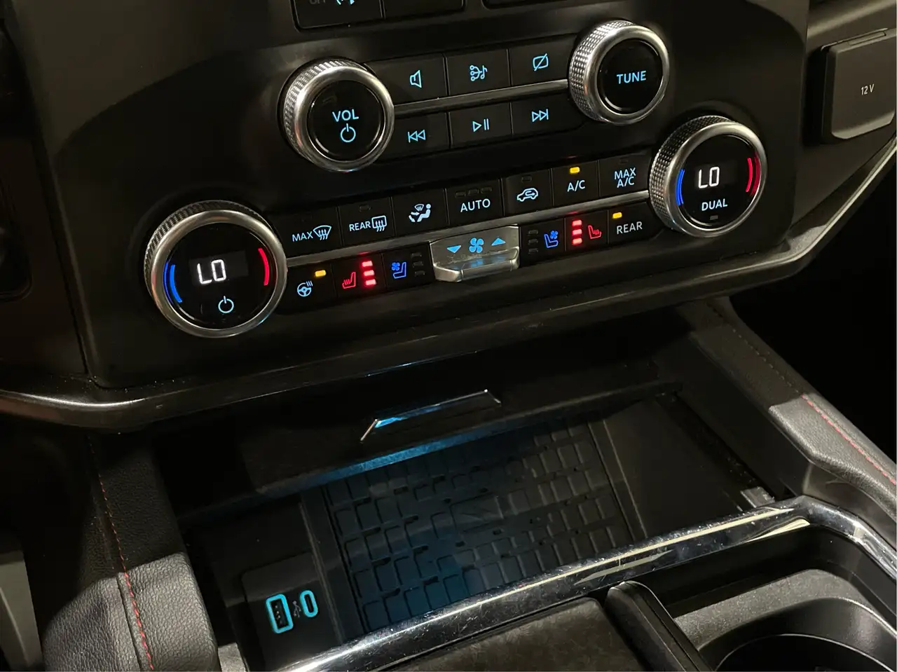 Ford Expedition - Image 26