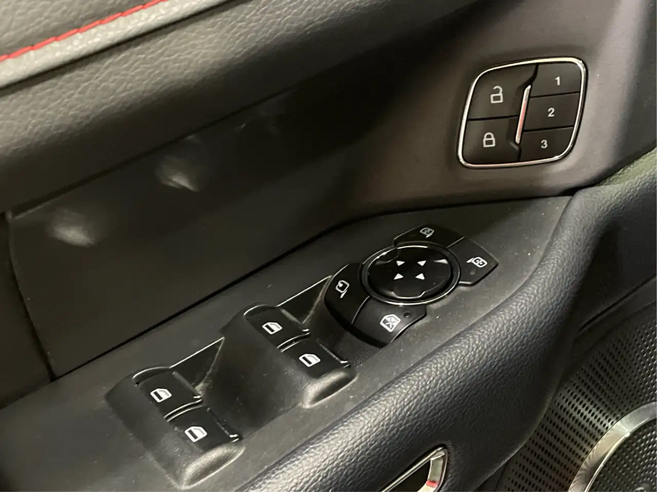 Ford Expedition - Image 28