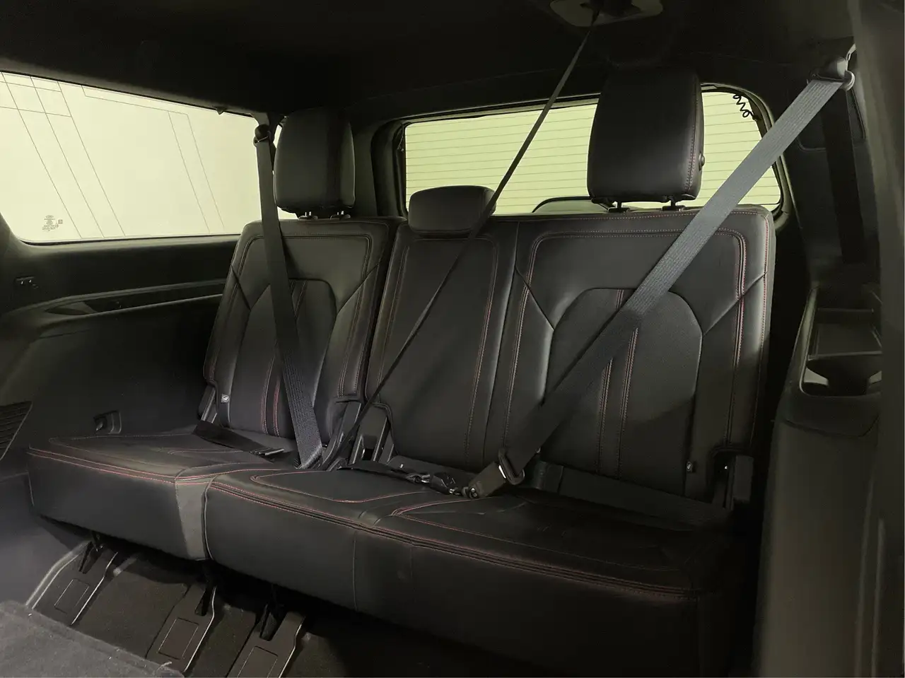 Ford Expedition - Image 19