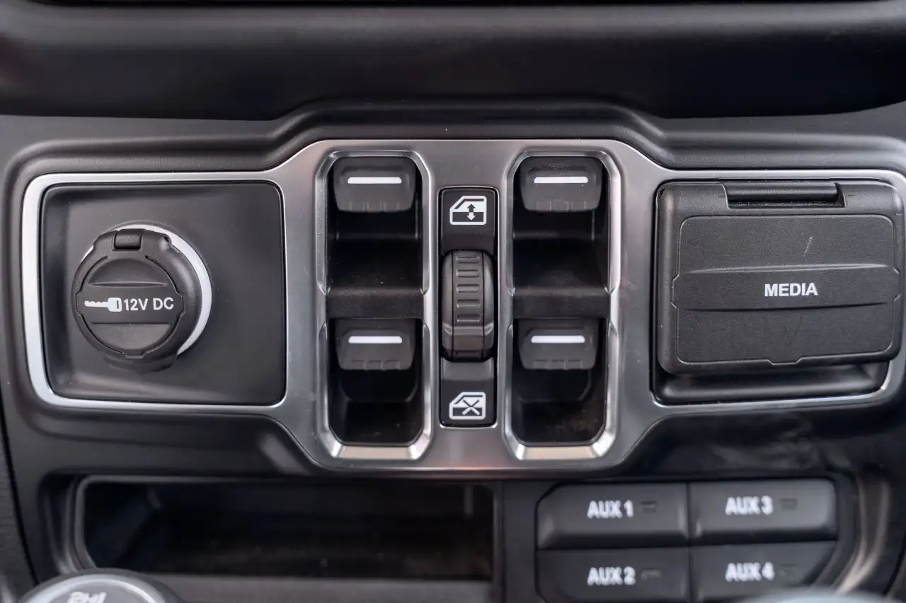 Jeep Wrangler - Image 30
