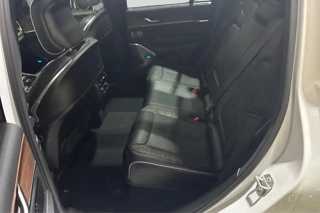 Jeep Grand Cherokee - Image 12