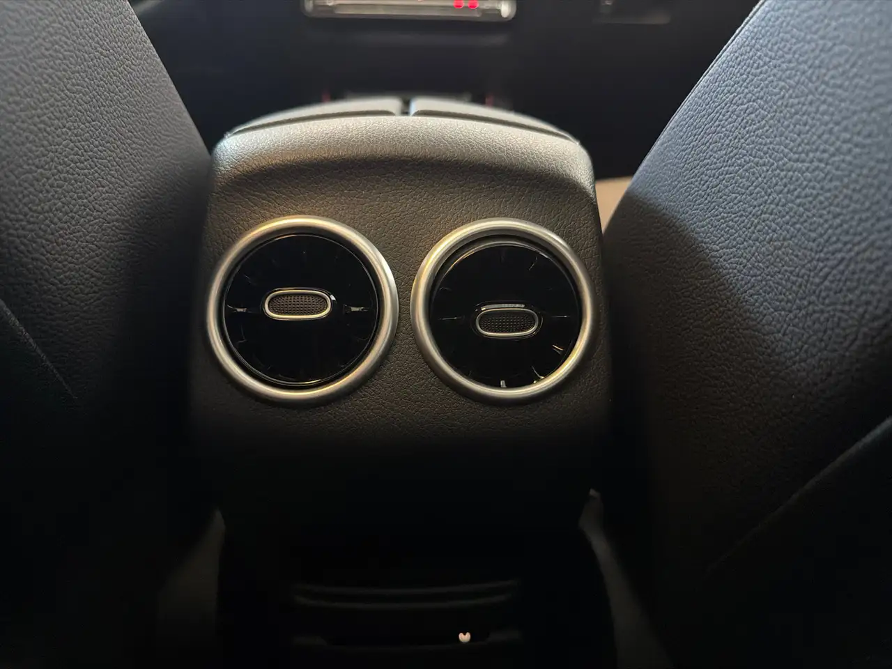 Mercedes-Benz GLB - Image 21