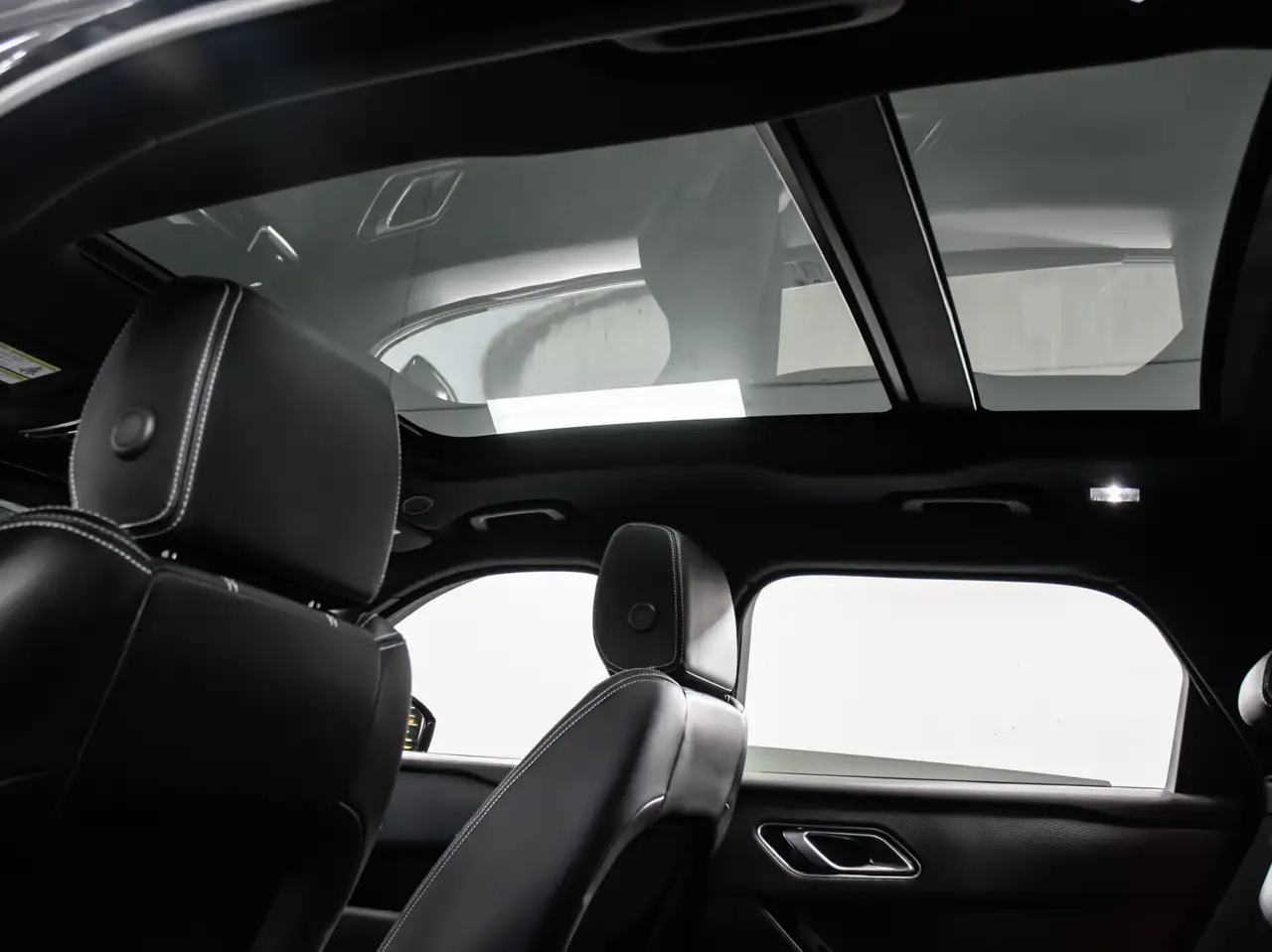 Land Rover Range Rover Velar - Image 11