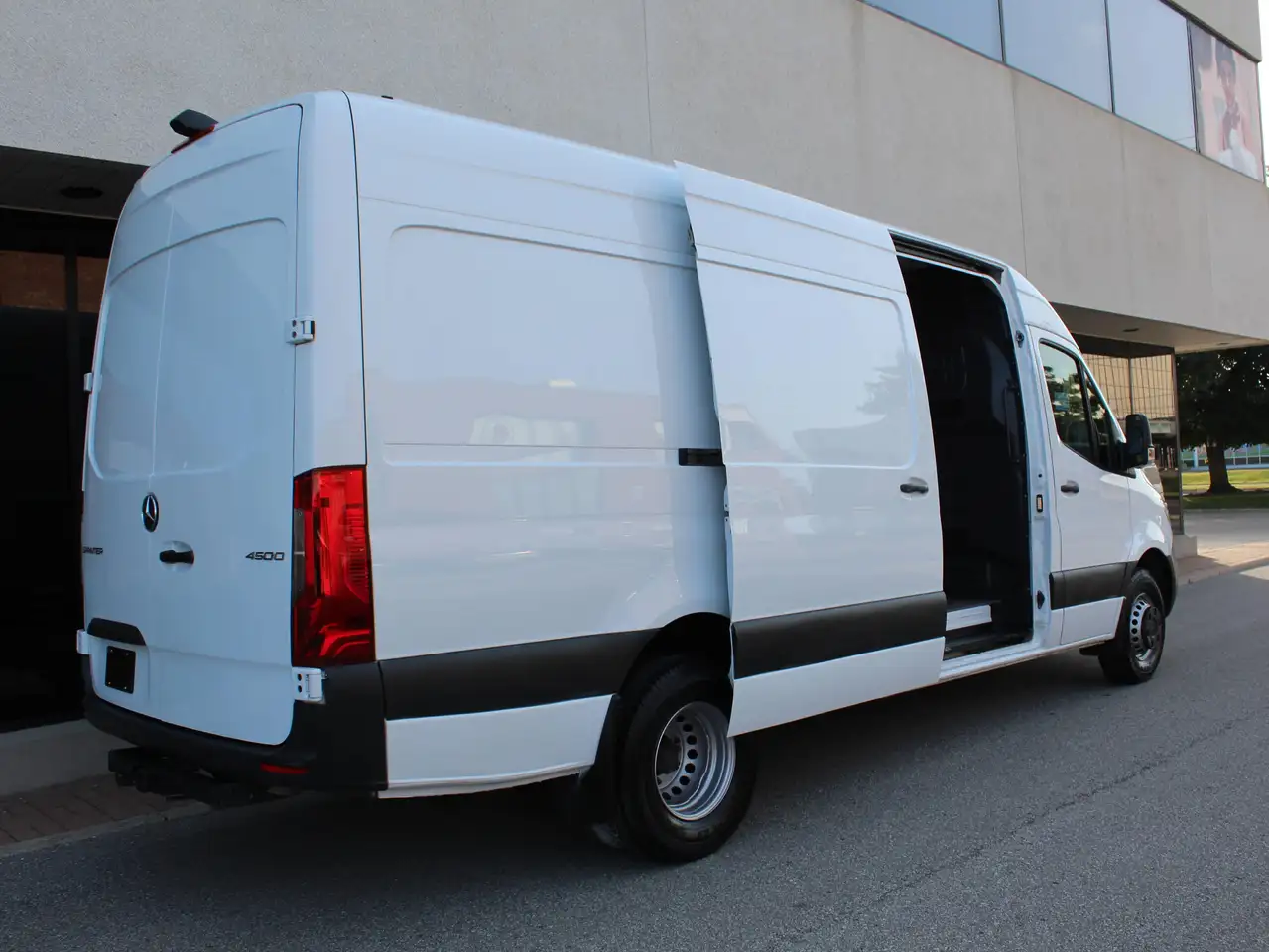 Mercedes-Benz Sprinter 3500 - Image 24