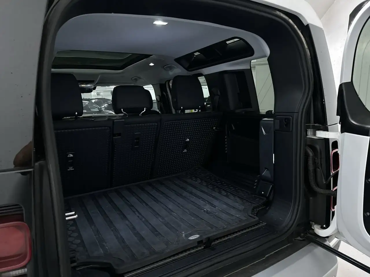 Land Rover Defender - Image 32