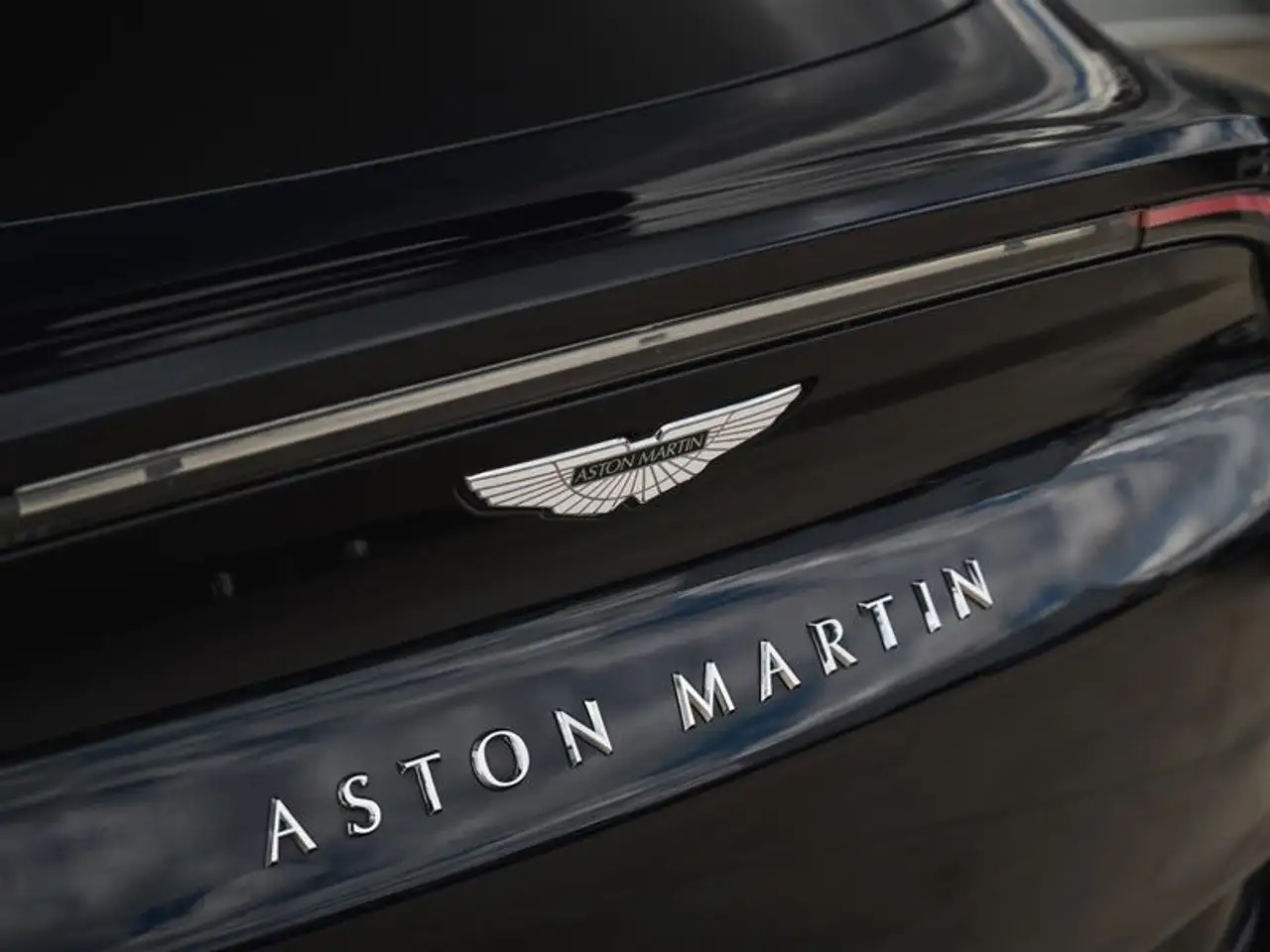Aston Martin DBX - Image 35